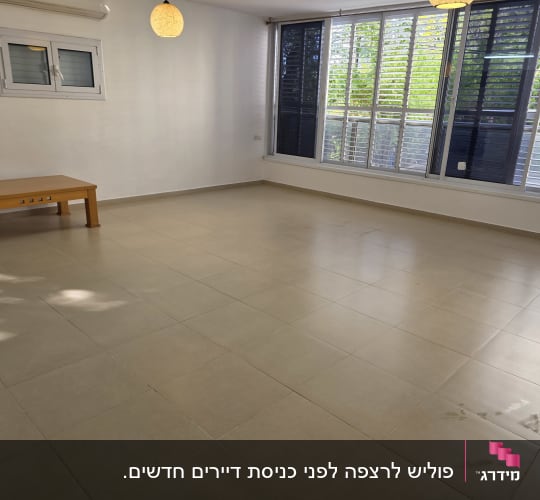 רצפה נקייה וחלונות עם תריסים פתוחים